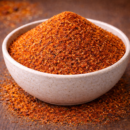 Bol de mélange d'épices colorées sur une table en bois, prêt pour sublimer vos plats.