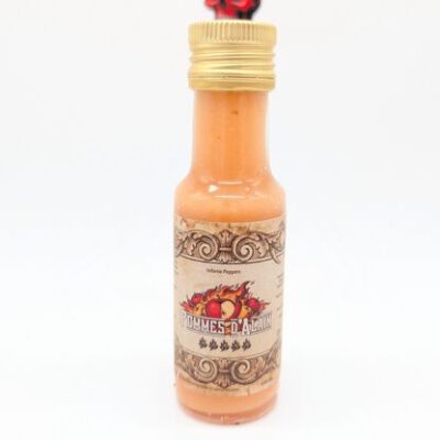 Bouteille de sauce piquante Pommes d'Acin avec étiquette illustrée, arrière-plan blanc.