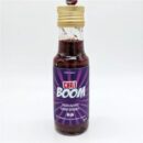 Bouteille de sauce piquante Chilli Boom avec étiquette violette et bouchon doré, idéale pour rehausser vos plats.