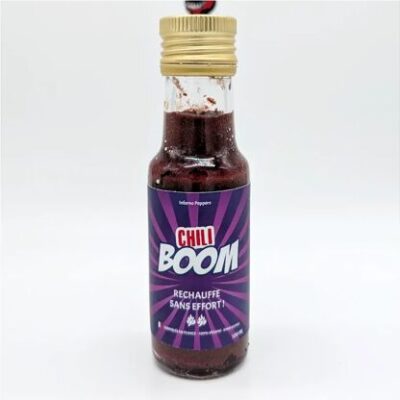 Bouteille de sauce piquante Chilli Boom avec étiquette violette et bouchon doré, idéale pour rehausser vos plats.