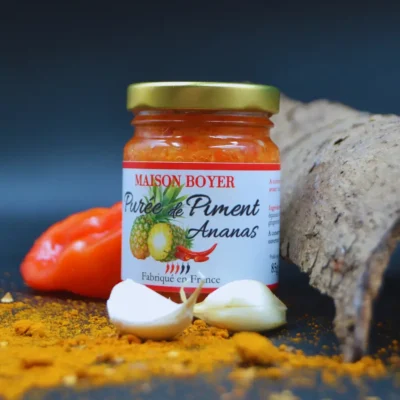 Purée de piment ananas Maison Boyer, épices, ail et habanero en fond, pot gourmet fabriqué en France.