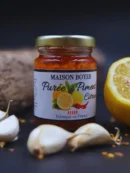 Pot de purée de piment citron Maison Boyer avec ail et citron en arrière-plan. Fabriqué en France.