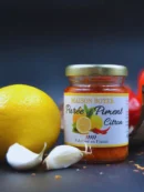 Pot de purée de piment citron Maison Boyer avec citron et ail, fabriqué en France, fond noir.