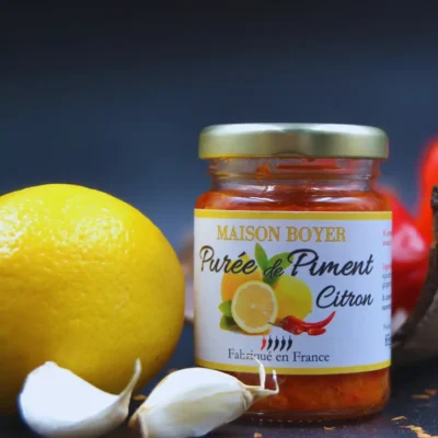 Pot de purée de piment citron Maison Boyer avec citron et ail, fabriqué en France, fond noir.